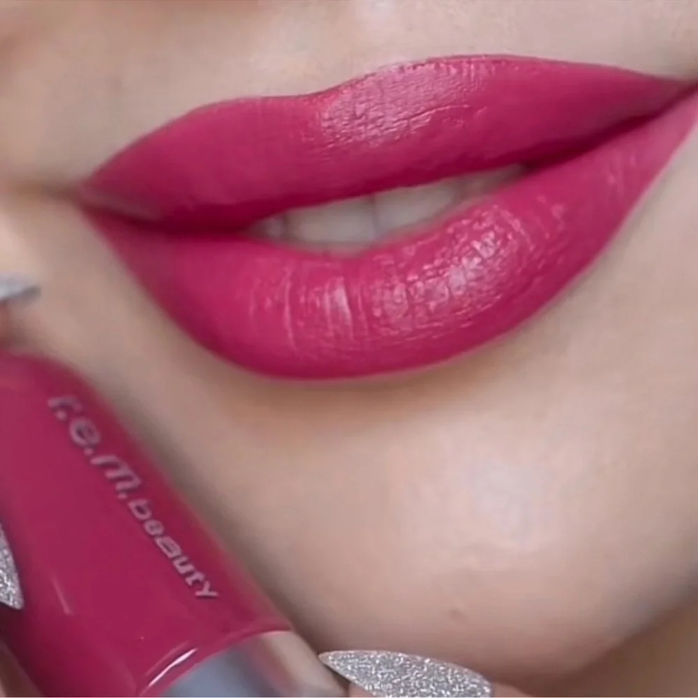 r.e.m. beauty On Your Collar Liquid Lipstick – Doll‎ Face (0.32 fl oz / 9.7 ml)